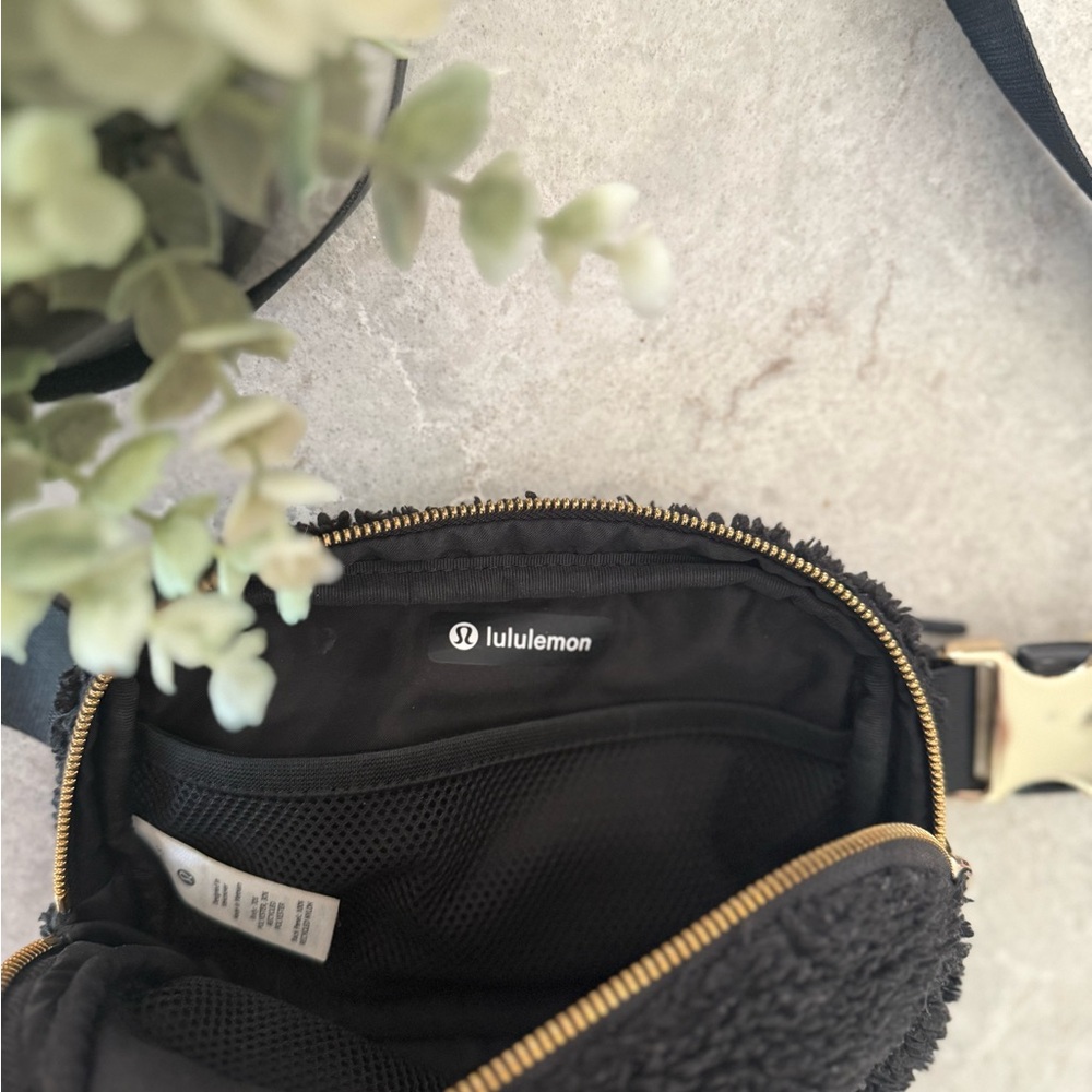 lululemon Black Fleece Crossbody Bag - Picture 3 of 5